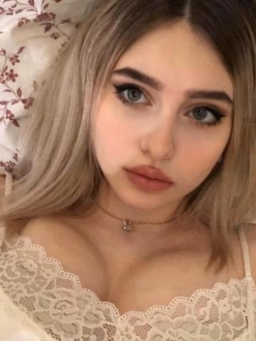 Скарлетт Хорошенькая Блондинка фото 2